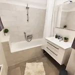 Lara's Apartman *