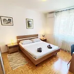 Lara's Apartman *