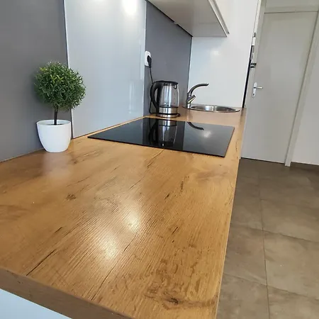Lara's - Spacious Island View Free Parking Apartment