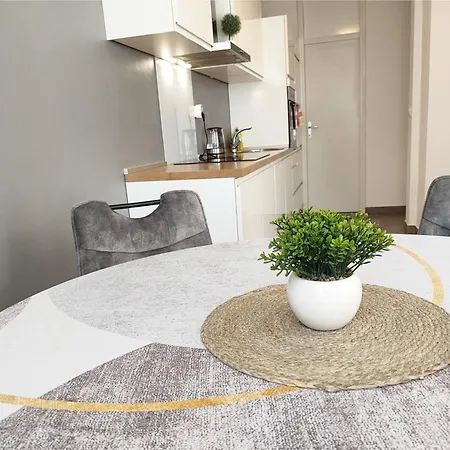 Lara's - Spacious Island View Free Parking Apartment