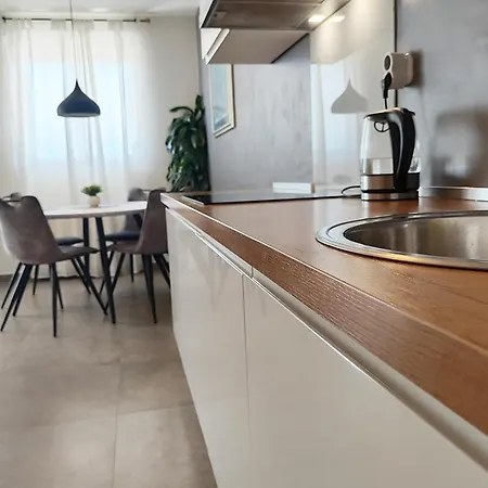 Lara's - Spacious Island View Free Parking شقة زادار